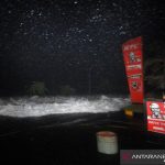 BMKG Angin kencang picu gelombang tinggi kawasan bisnis Manado.