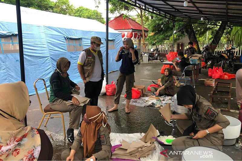 Distributor kebutuhan pokok bersatu bantu korban banjir