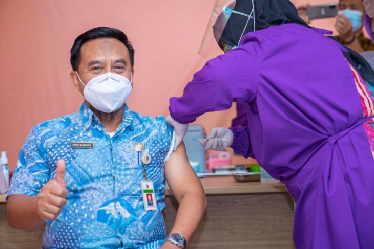 Kadinkes Pontianak divaksinasi pertama bersamaan tenaga kesehatan jurnalsumatra,kalbar,pontianak