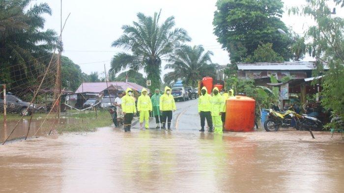 Kapolres Bengkayang tinjau daerah terendam banjir di Seluas jurnalsumatra,kalbar,pontianak