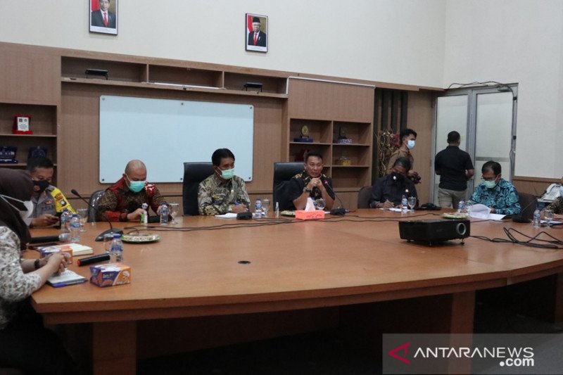 Mempersenjatai warga dengan vaksin dan 3M melawan COVID-19