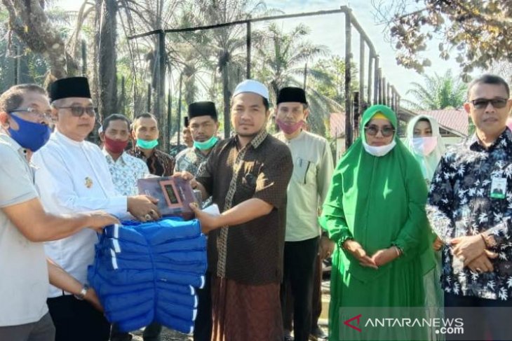 Pemkab Aceh Barat bantu 38 santri korban kebakaran di pondok pesantren