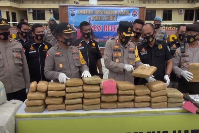 Polres Mandailing Natal gagalkan penyelundupan 570 kilogram ganja
