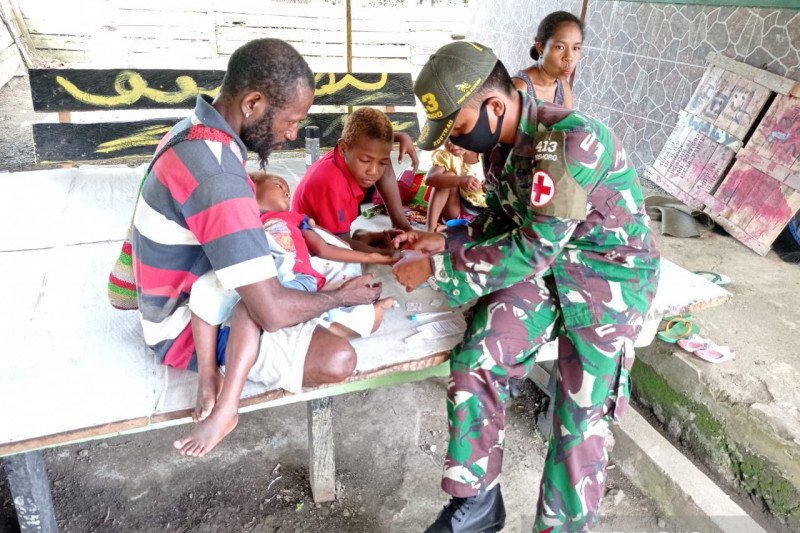 Satgas Pamtas Yonif MR 413 rawat dua anak Papua sakit malaria