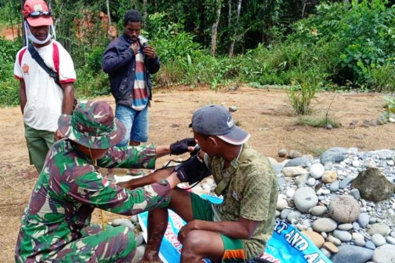 Satgas Yonif 516 CY berikan layanan kesehatan gratis warga perbatasan jurnalsumatra,papua,asiki
