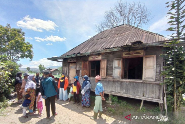 Satu keluarga alami gangguan jiwa dan tinggal di rumah tak layak huni