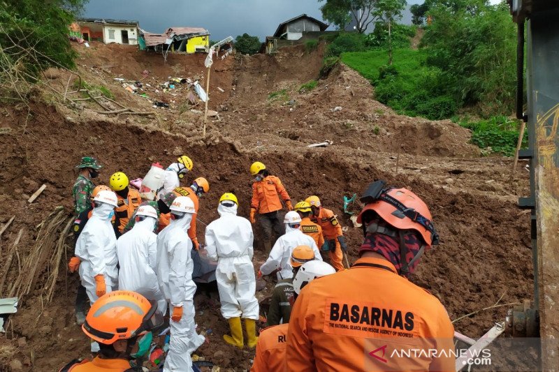Seluruh korban ditemukan, Tim SAR tutup pencarian longsor Sumedang