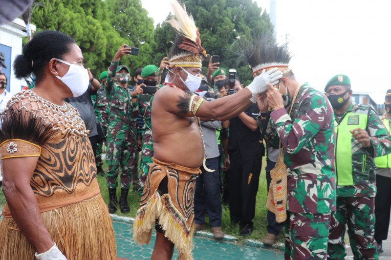 Tarian adat Papua sambut kedatangan Pangdam Cenderawasih di Sentani jurnalsumatra,papua,jayapura