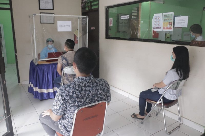 Tiga tenaga kesehatan FKTP Polda Sulut divaksin COVID-19