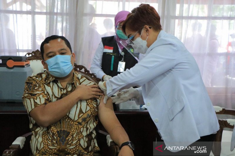 Wali Kota Tangerang ikuti vaksinasi COVID-19 kedua
