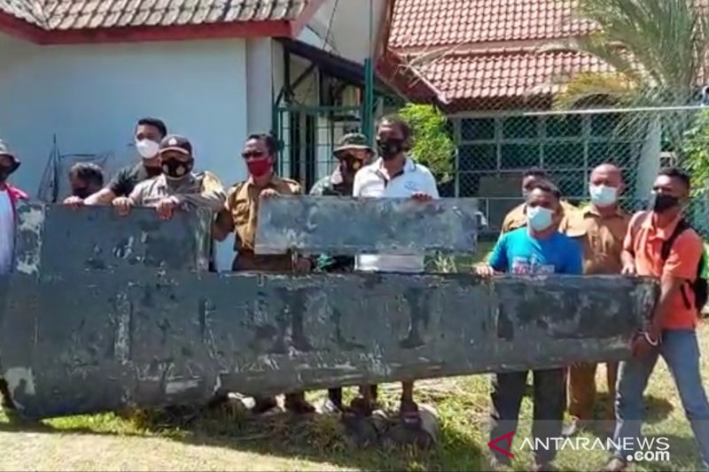 Warga Bintan temukan benda diduga serpihan sayap pesawat