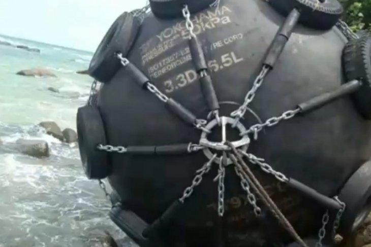 Warga Bintan temukan bola hitam terdampar di tepi pantai