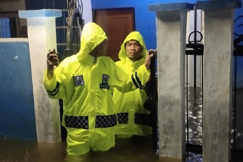 Anggota Polres Jayapura bantu evakuasi warga terdampak banjir
