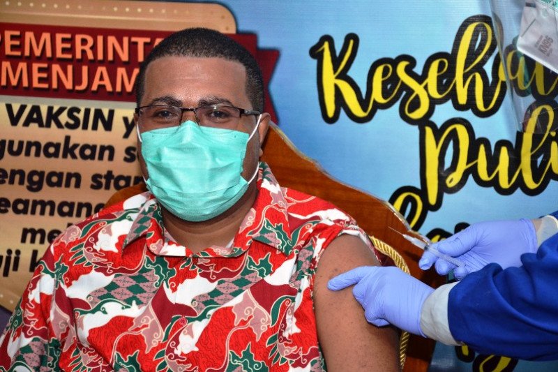 Bupati Biak bersama Pangkoopsau III disuntik vaksin COVID-19