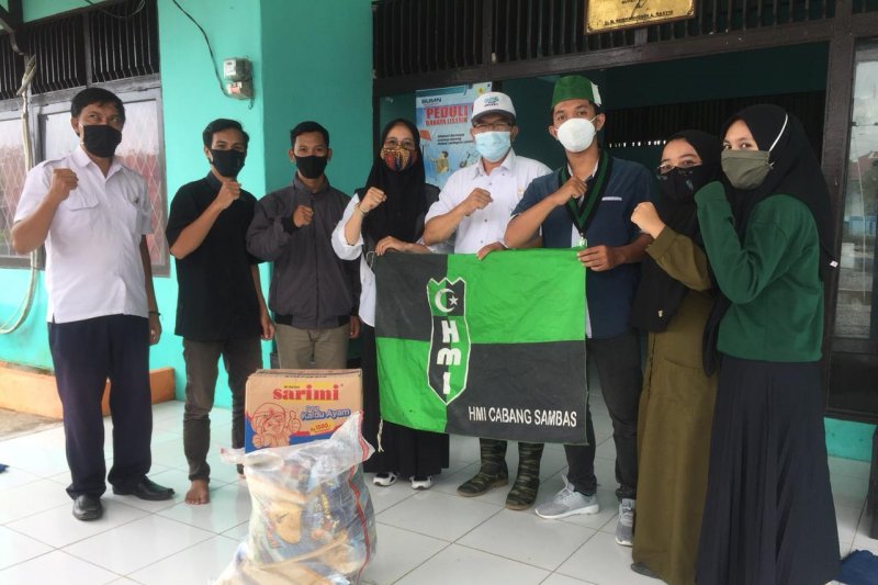 HMI dan BPBPD Sambas salurkan bantuan bagi warga terdampak banjir