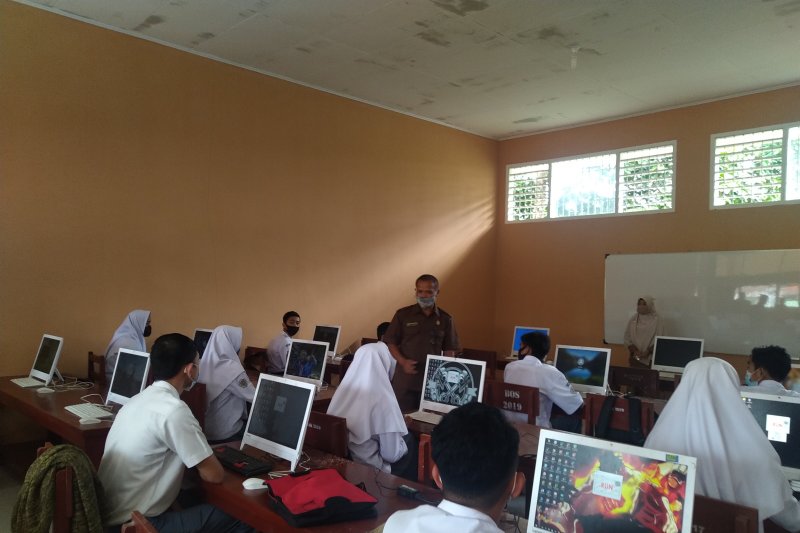 Kacabdin Pendidikan Wilayah IV Sumbar pastikan PBM terapkan prokes