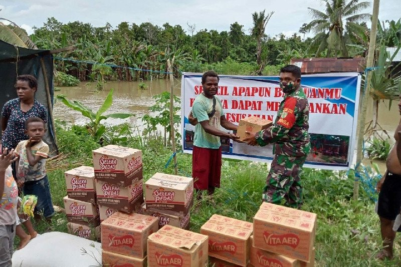 Kodim Jayapura beri bantuan sembako kepada warga korban banjir Keerom