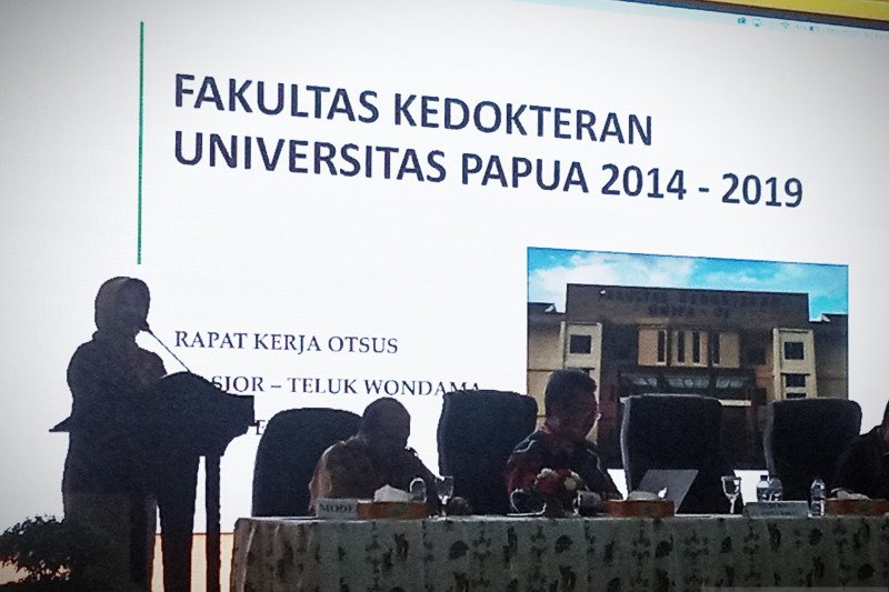 Mahasiswa UNIPA Manokwari palang kampus tuntut penurunan uang kuliah