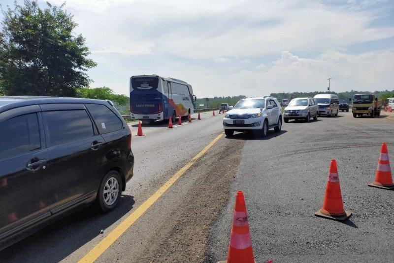 Perpendek contraflow dan buat jalan darurat atasi Tol Cipali ambles