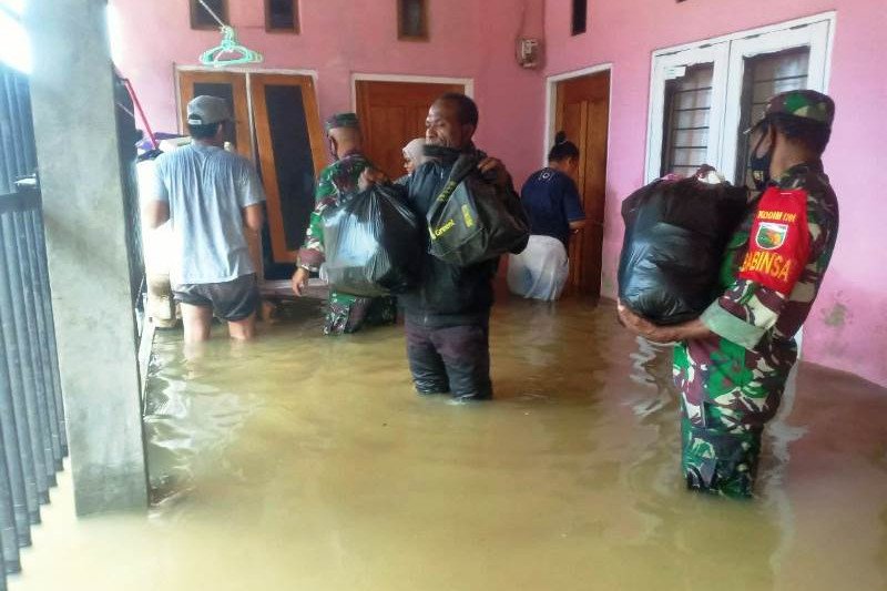 Personel TNI bantu warga BTN Sentani terdampak banjir