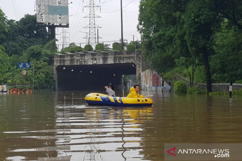 Petugas alihkan arus kendaraan di Jalan DI Panjaitan akibat banjir
