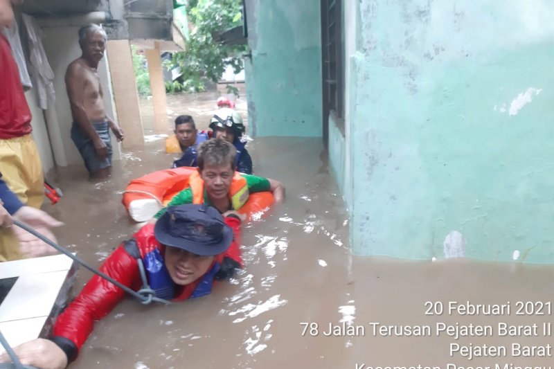 Petugas pemukiman warga di Jakarta Selatan terendam banjir satu meter