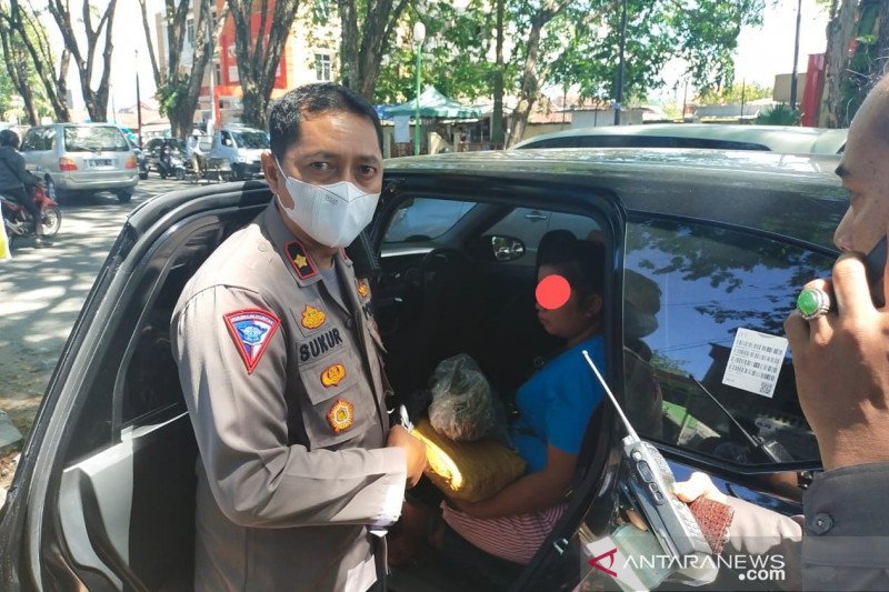Polisi lalu lintas ciduk minibus bawa ganja kering