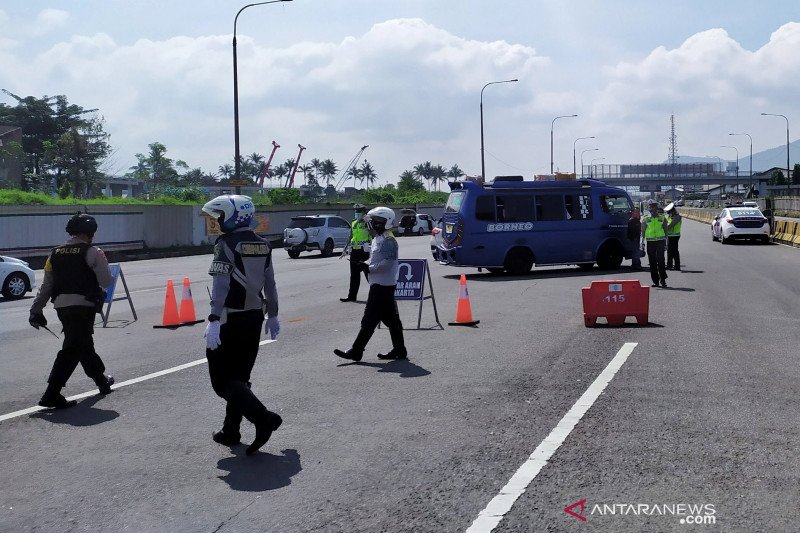 Polisi putar balikkan 500 lebih kendaraan menuju ke Kabupaten Bandung