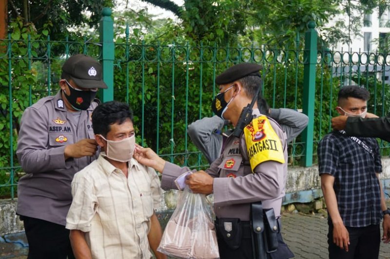 Polres Lebak bagikan 1.200 masker kepada masyarakat