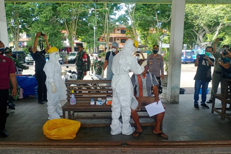 Puluhan warga di Pasar dan Terminal Pesiapan-Bali dites cepat antigen