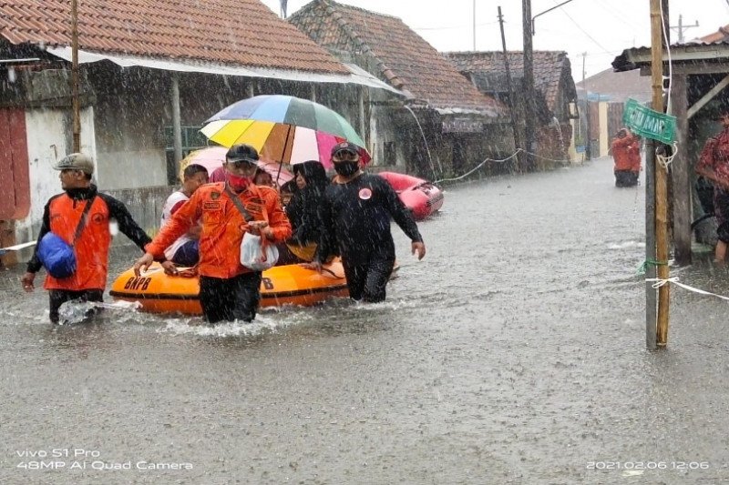 Sebanyak 2.882 warga Pekalongan mengungsi karena banjir