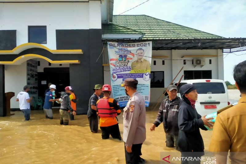 Sebanyak 8.648 orang mengungsi akibat banjir di Karawang