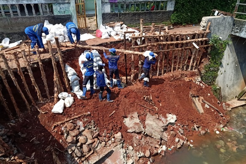 Terdapat 11 lokasi tanah longsor akibat banjir di Jaktim