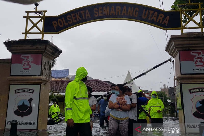 Tujuh tahanan Polsek Semarang Utara dievakuasi karena banjir