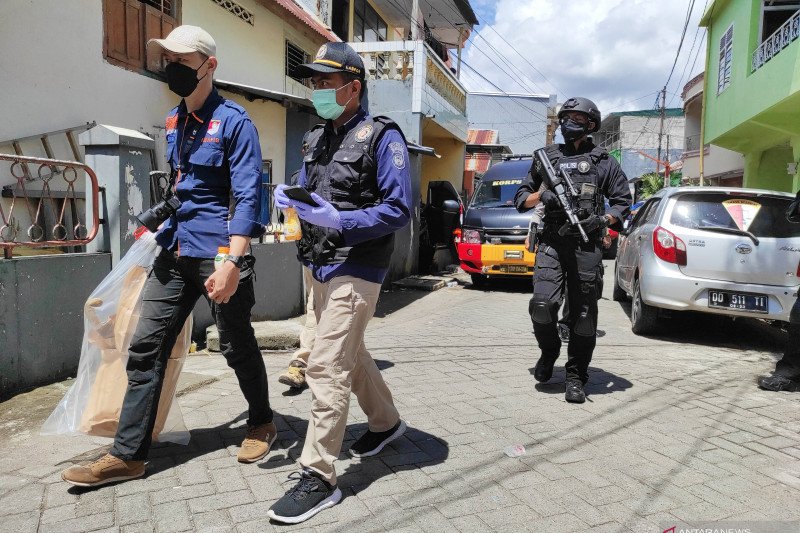 Densus 88 geledah rumah pelaku bom Katedral di Makassar