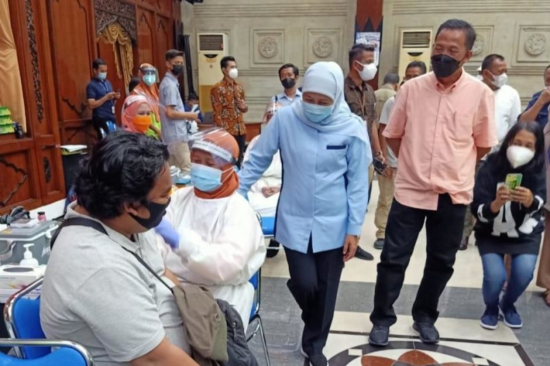 Gubernur Jatim tinjau vaksinasi dosis kedua jurnalis di Surabaya