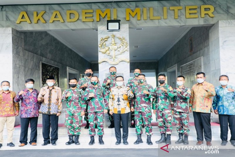 Pemkab Pamekasan kerja sama AKMIL-AAU untuk warga miskin berprestasi