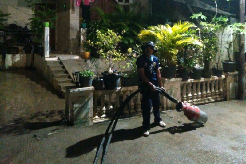 Damkar Jaktim bantu sedot banjir puluhan rumah di Cipinang Melayu