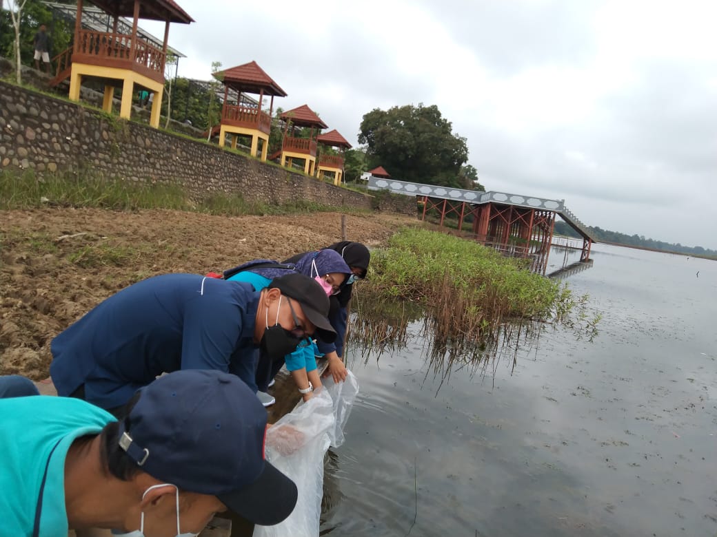 Dinas Perikanan Tebar Benih Ikan di Danau Ulak Lia