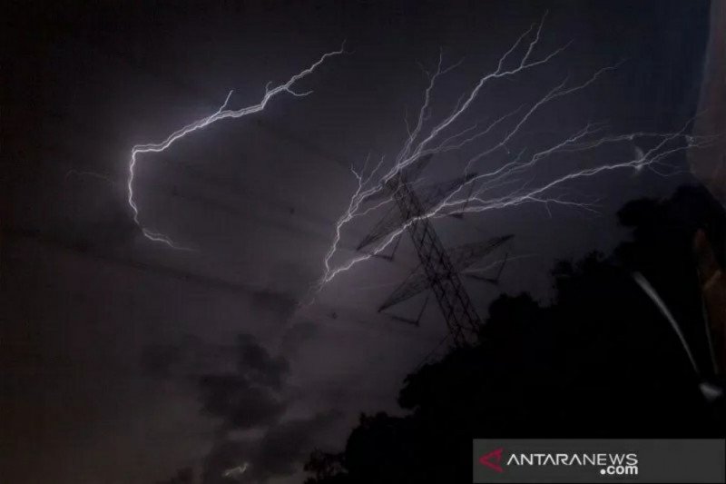 Hujan lebat diprakirakan terjadi di beberapa daerah di Indonesia