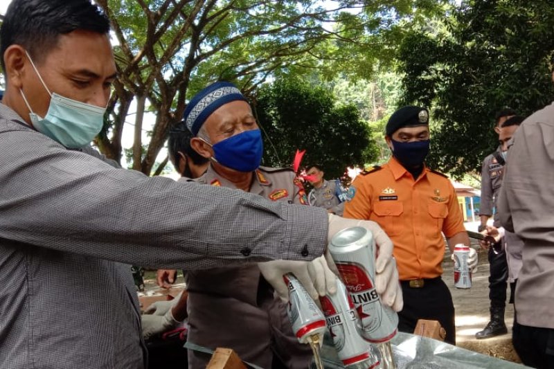 Polres Raja Ampat musnahkan ratusan botol minuman keras
