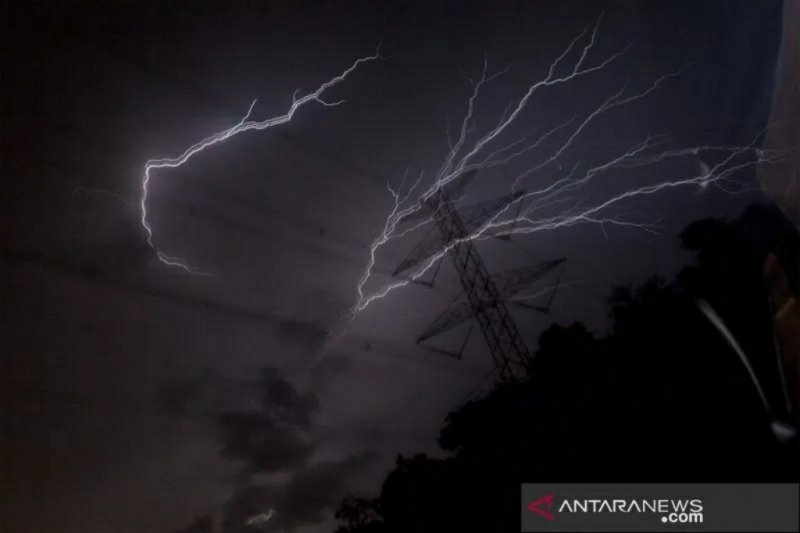 BMKG waspadai hujan lebat disertai petir di beberapa daerah