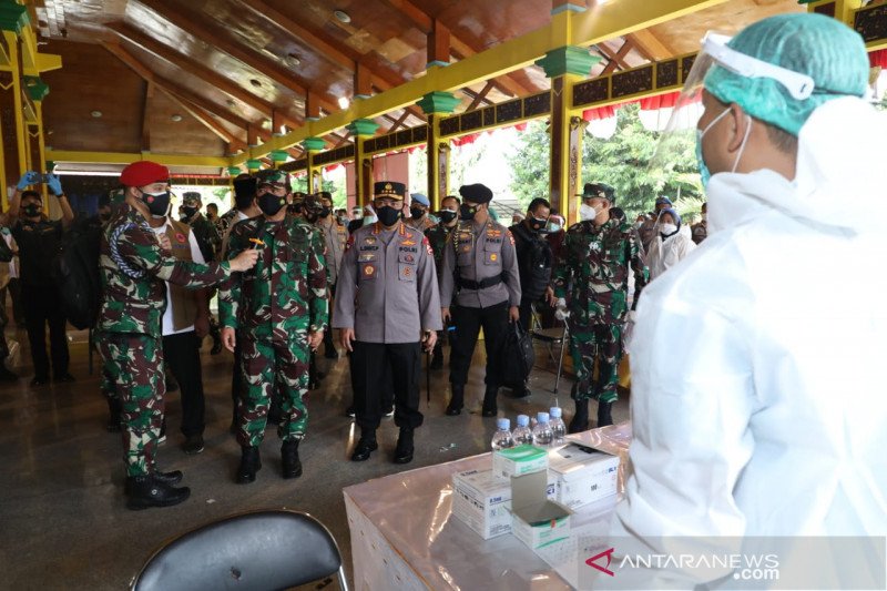 Kapolri dan Panglima tinjau vaksinasi di wilayah episentrum COVID-19