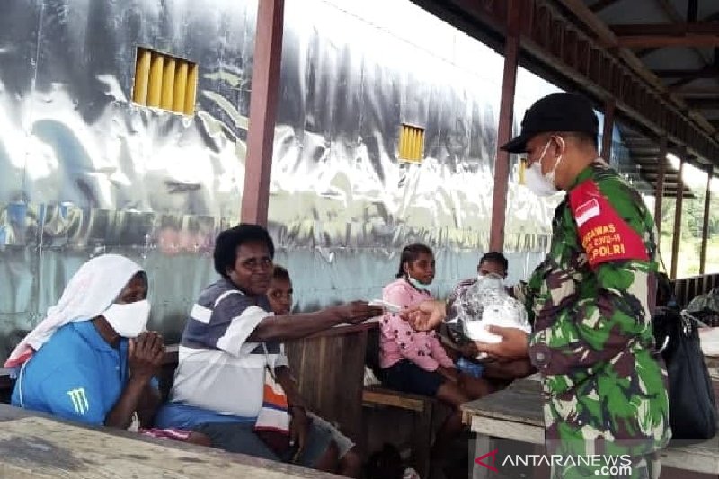 TNIPolri-Satgas COVID-19 disiplinkan warga Mappi patuhi prokes