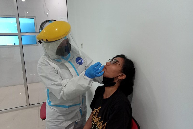 Tes antigen dilakukan secara acak pada penumpang pesawat yang tiba di Sorong