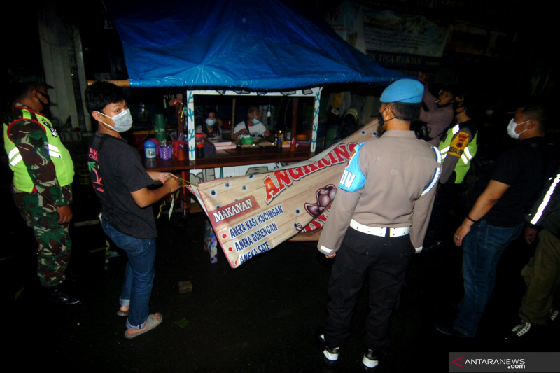 Brimob Polda Sumut bubarkan masyarakat yang kumpul sudah larut malam