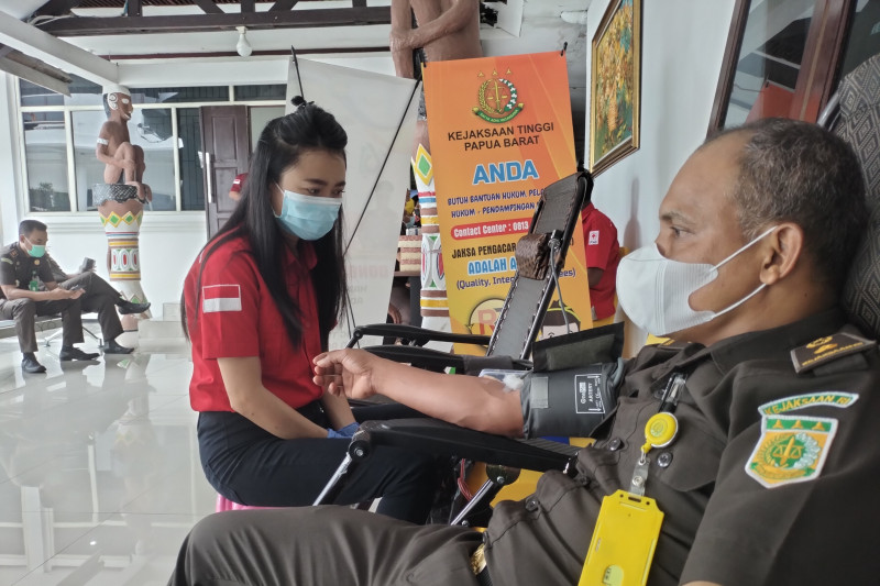 Pegawai Kejati Papua Barat aksi donor darah menyambut HUT Adhyaksa