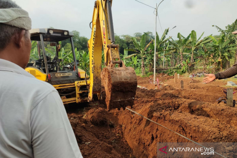Pemkot Bogor gali lubang makam untuk jenazah COVID-19