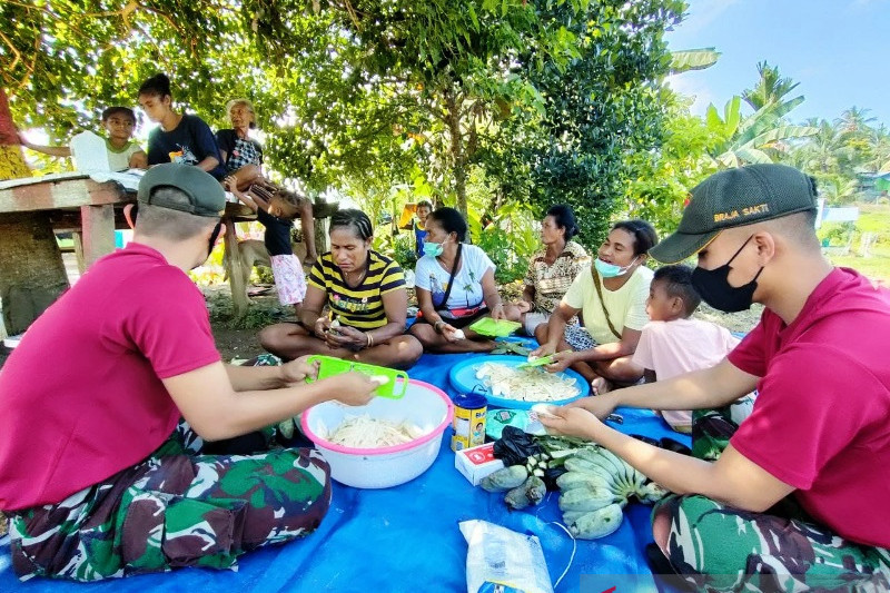 Satgas TNI latih warga di perbatasan buat kripik pisang