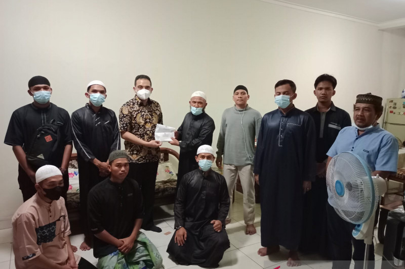 Anggota DPR Ade Rezki Pratama bantu biaya belajar Santri ke Yaman